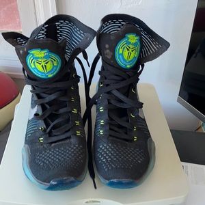 Like new Kobe 10 Elites (Commander color way). Size 13.